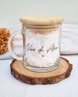 Caneca de vidro transparente com tampa de bambu